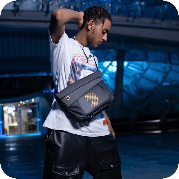 Çantë shpatullore Divoom SlingBag V, ekran LED 4.7", IP68, e zezë