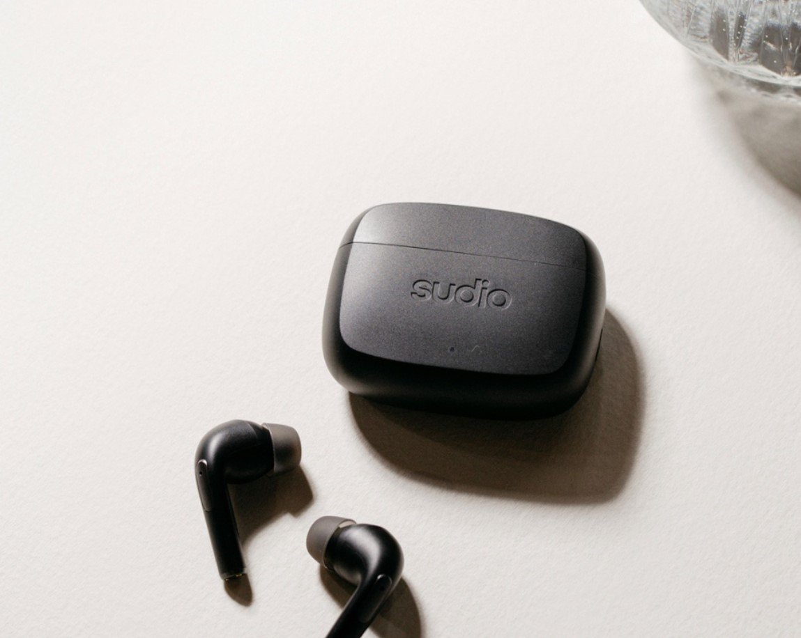 Kufje in ear Sudio N2 Pro, Bluetooth TWS, me etui karikimi, të zeza