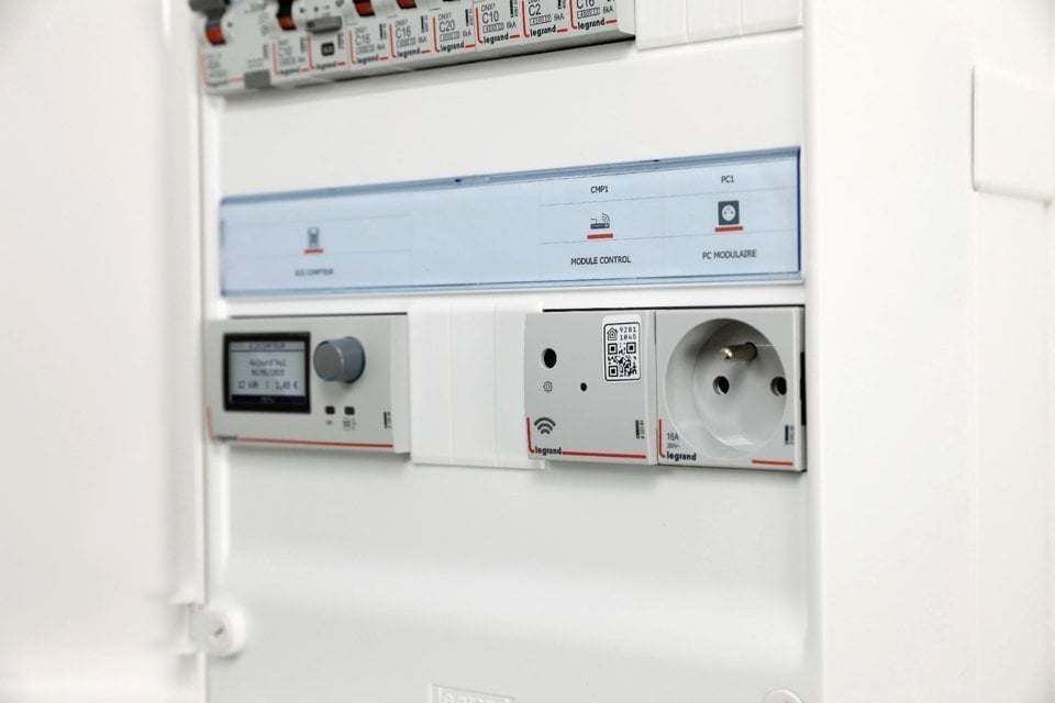 Portë smart Legrand Brama EMDX3, Zigbee WiFi, 100 240V AC, e bardhë