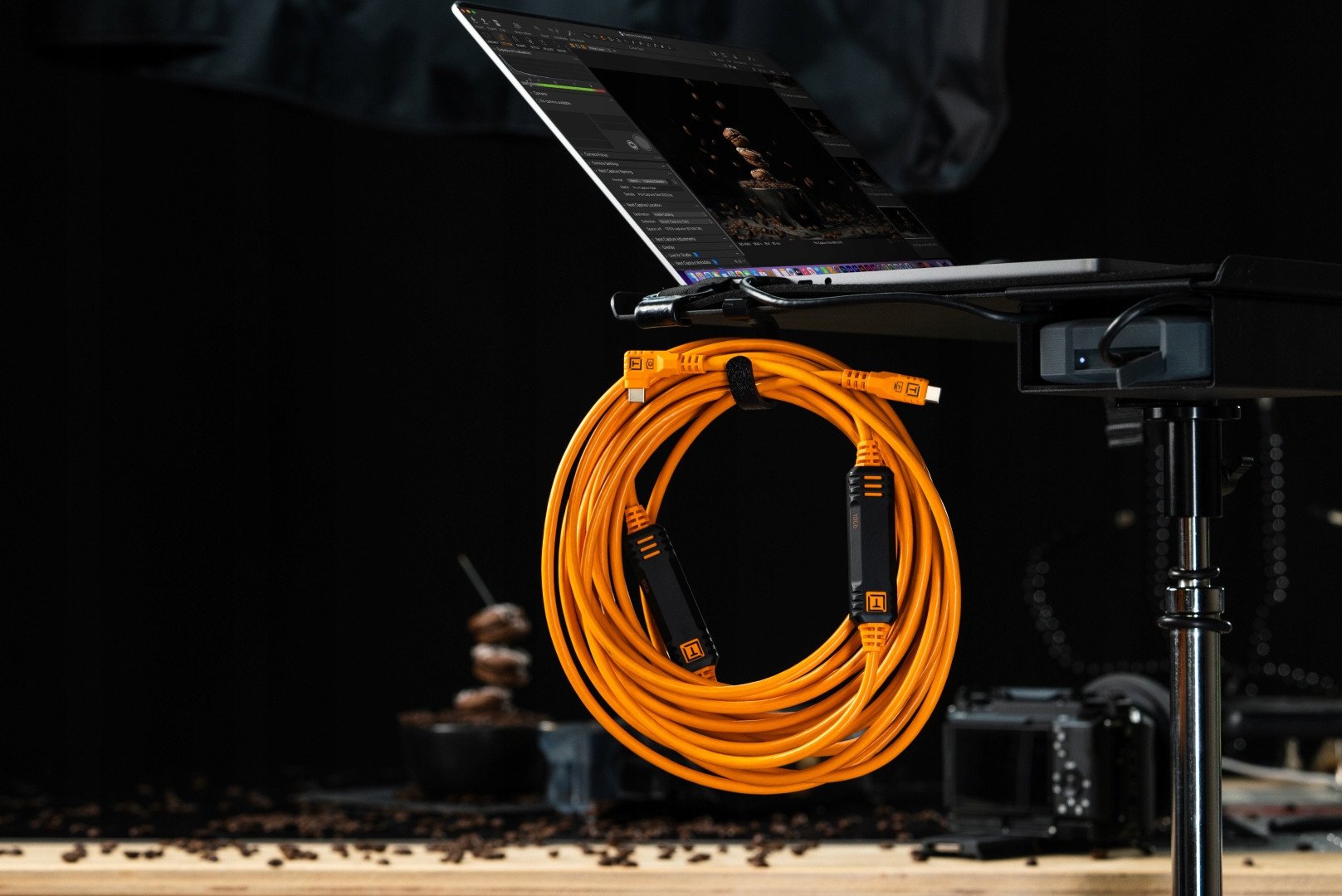 Kabllo USB C Tether Tools TetherPro Optima 10G, 9.4m, Straight to Right, portokalli