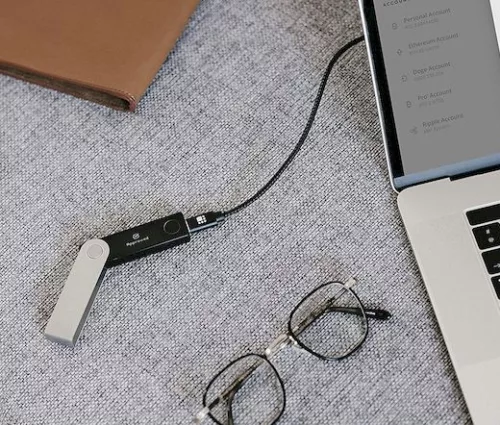 Ledger Nano X уред за криптовалути, црн