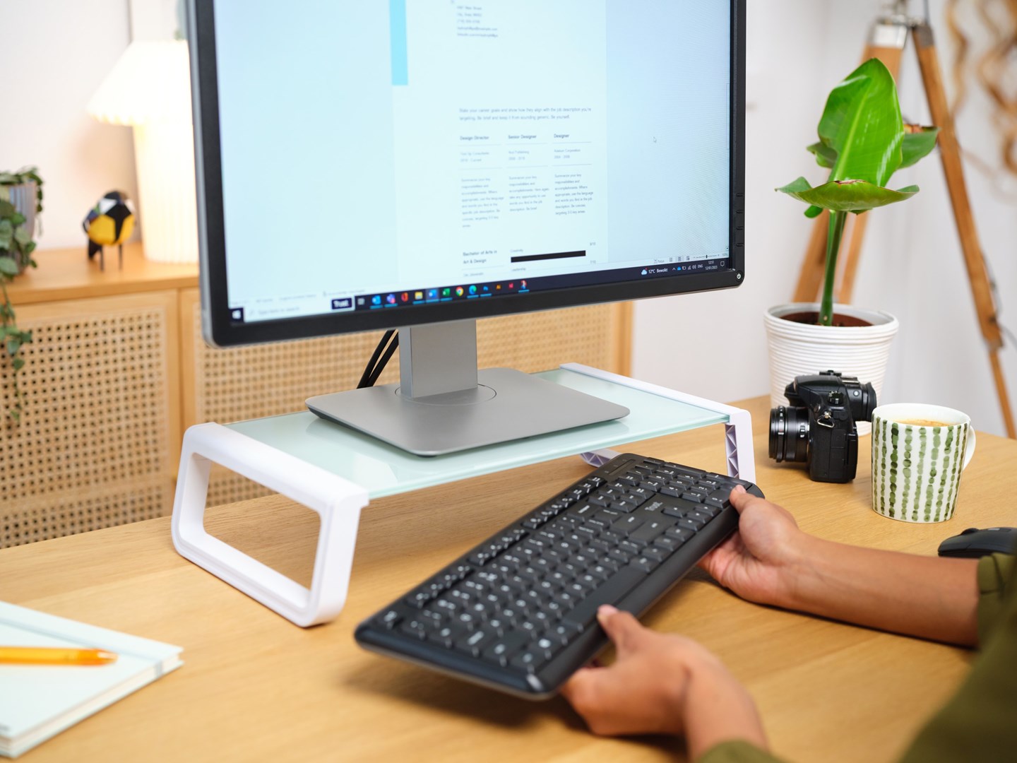 Mbajtëse monitori Trust Monta, transparente