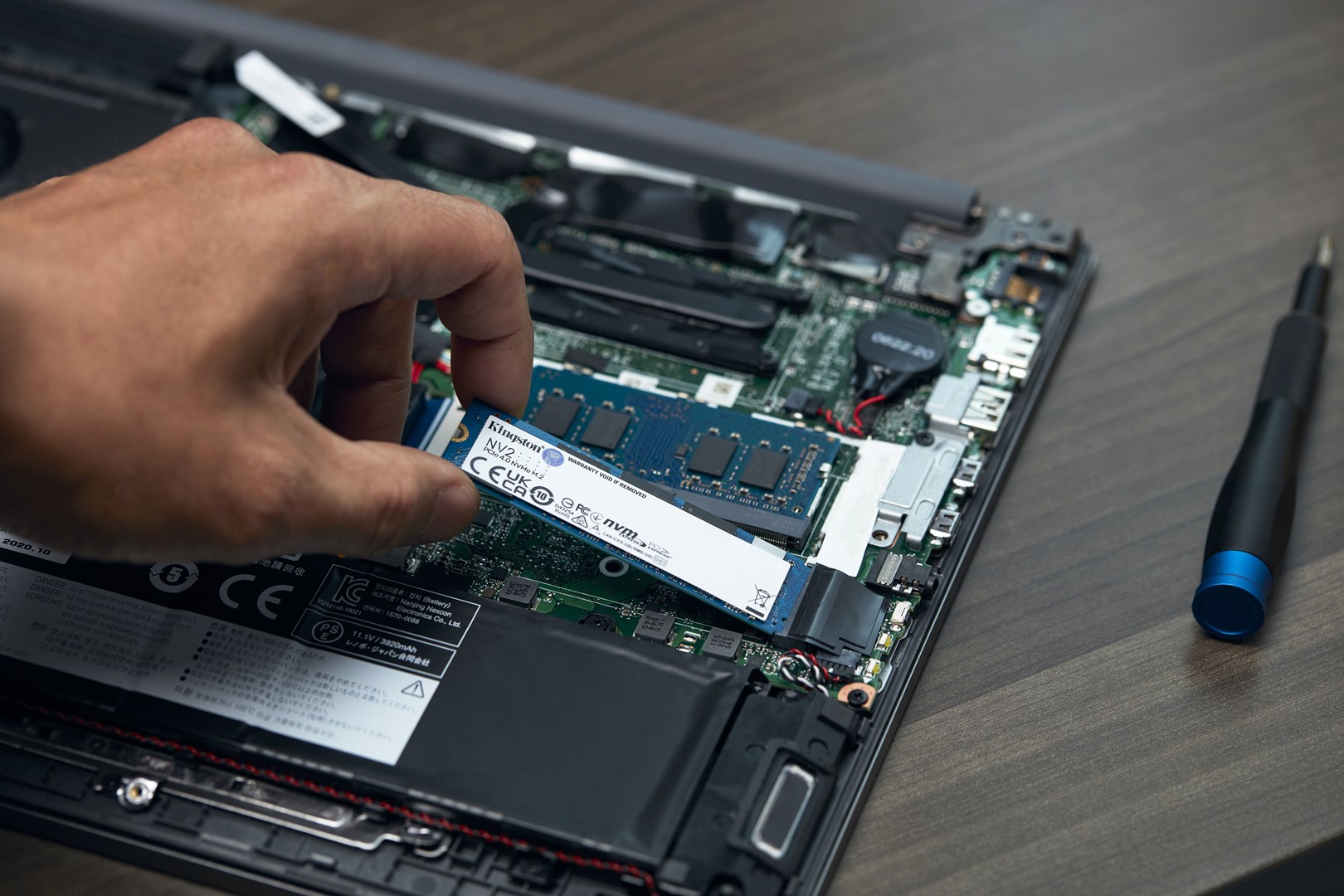 Disk SSD Kingston NV2, M.2, 2TB, PCIe 4.0, i bardhë