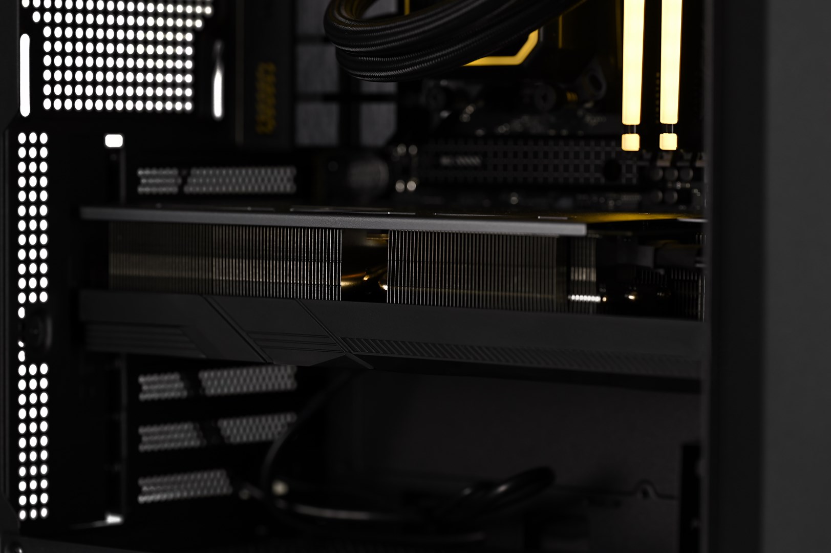 Kompjuter Actina Ryzen 7 7800X3D, 32GB DDR5, 2TB SSD, RTX 4080 SUPER, i zi