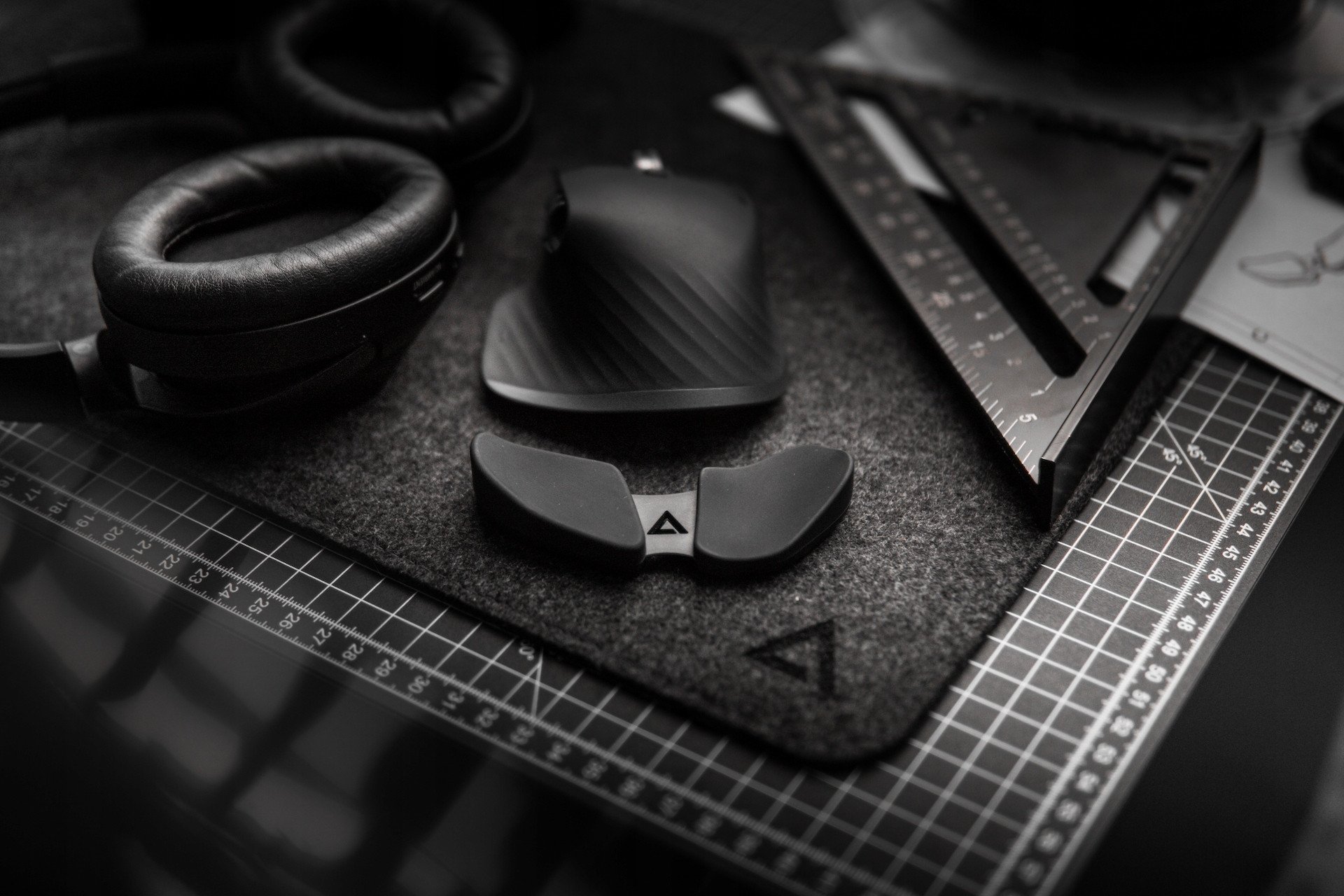 Dyshek tavoline DeltaHub Minimalistic Felt Desk, anti-slip, i qëndrueshëm, gri