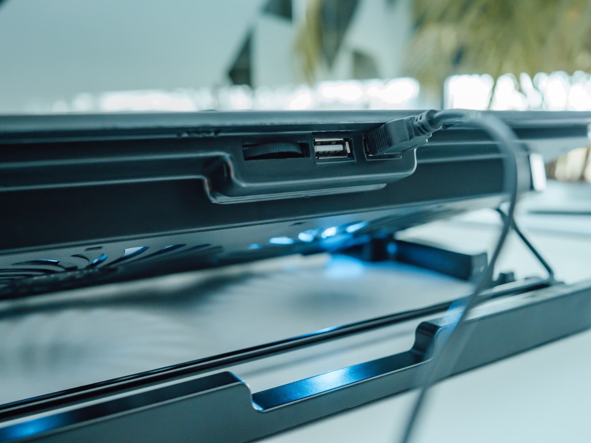 Ладилник за лаптоп Blow Walking Stand Samba, 2 вентилатори, сино осветлување, црн