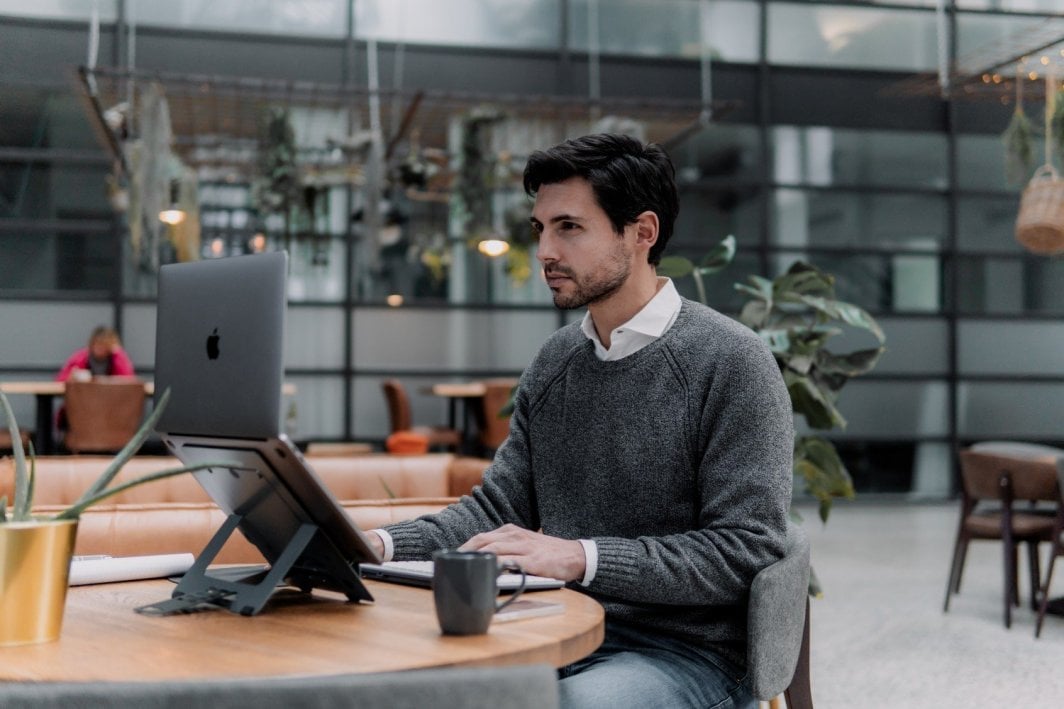 Standi për laptop dhe tablet BakkerElkhuizen FlexTop 170, i rregullueshëm, portativ, gri e errët