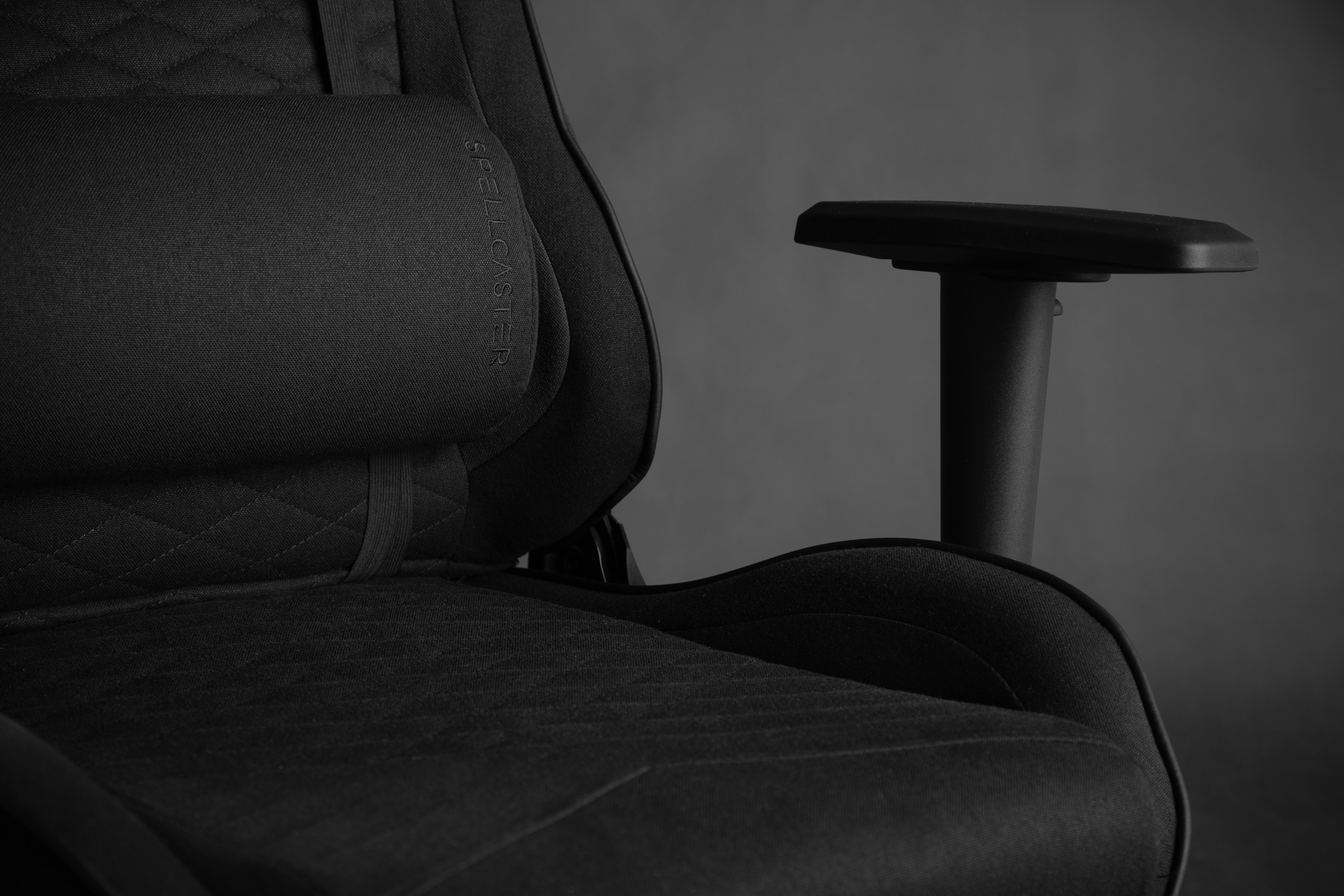 Karrige SENSE7 Spellcaster, e zezë