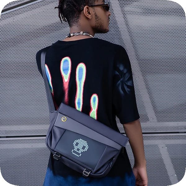 Çantë shpatullore Divoom SlingBag V, ekran LED 4.7", IP68, e zezë