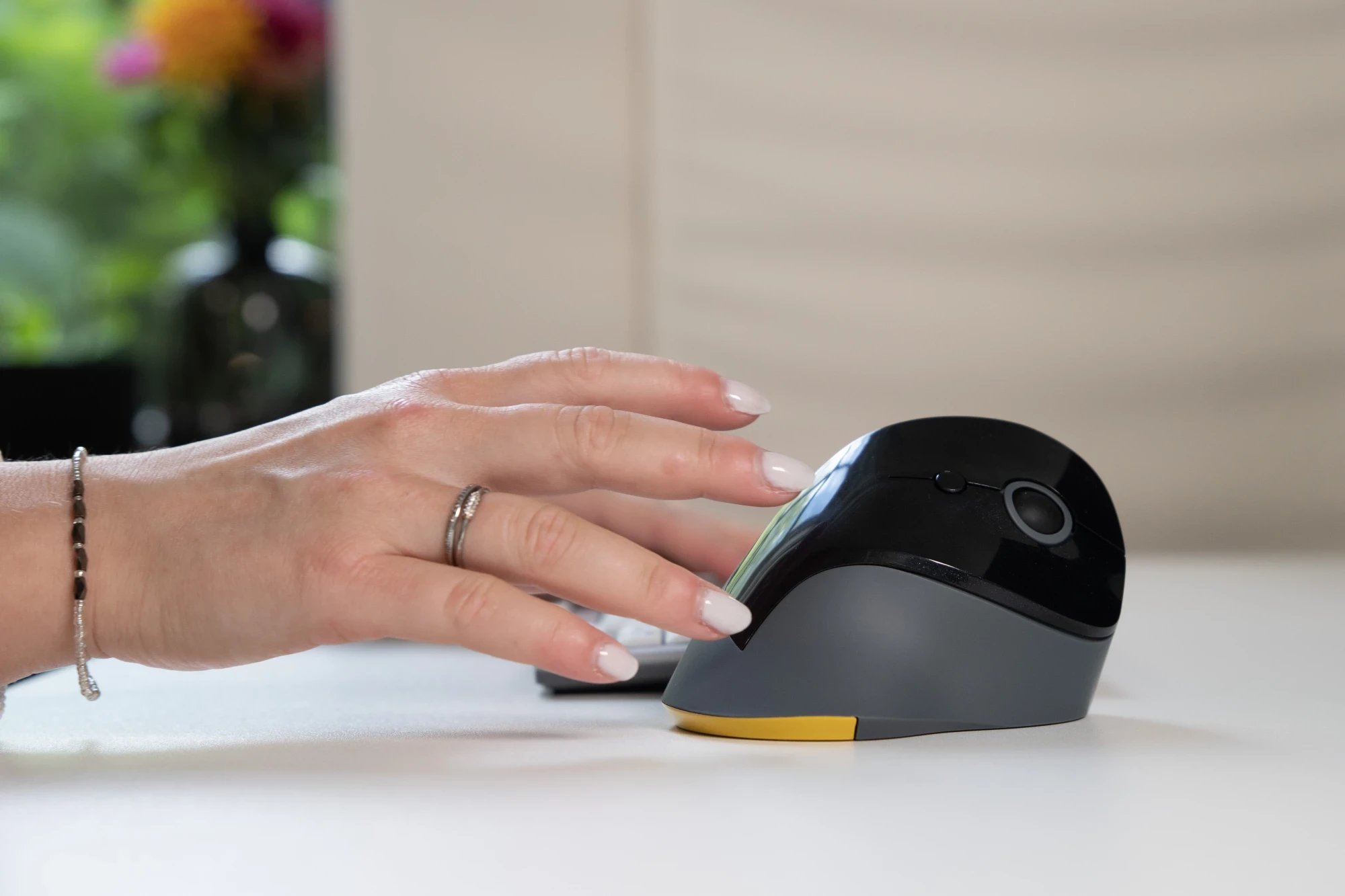 Вертикален глушец Bakkerelkhuizen PRF, со кабел, за десна рака, црн