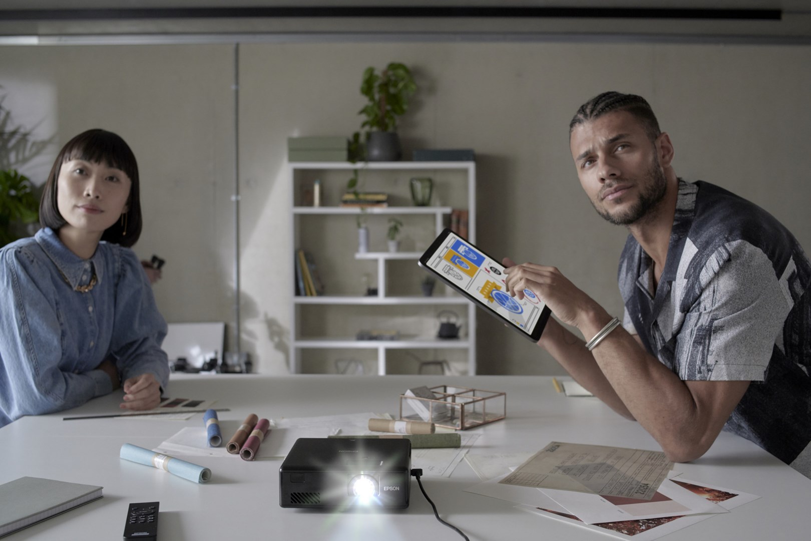 Projektor Epson EF-11, Full HD, 1000 lumens, 3LCD, i zi