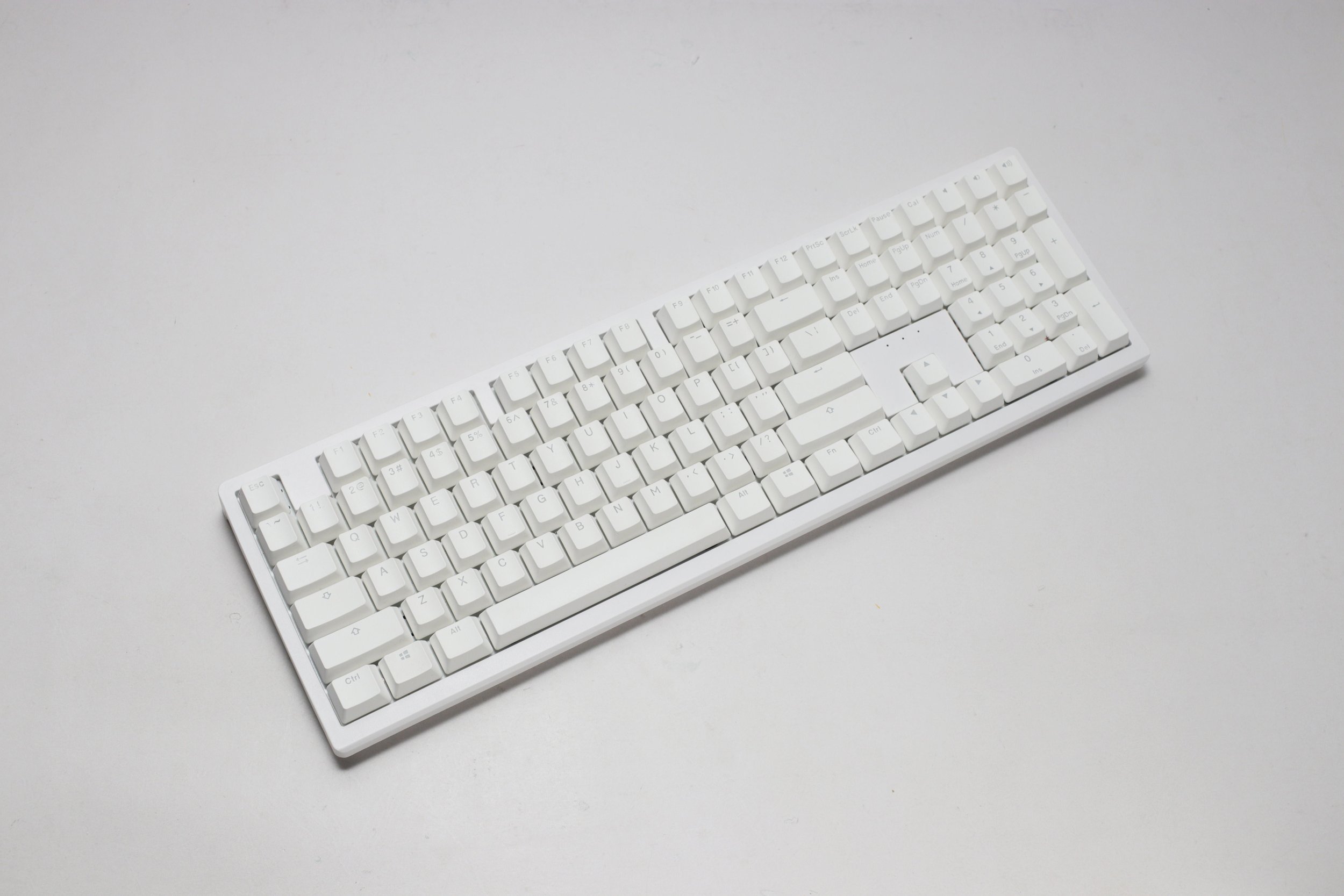 Гејминг тастатура Ducky Zero 6108 Pure White, безжична, RGB, Cherry MX2A Red, US ANSI, бела