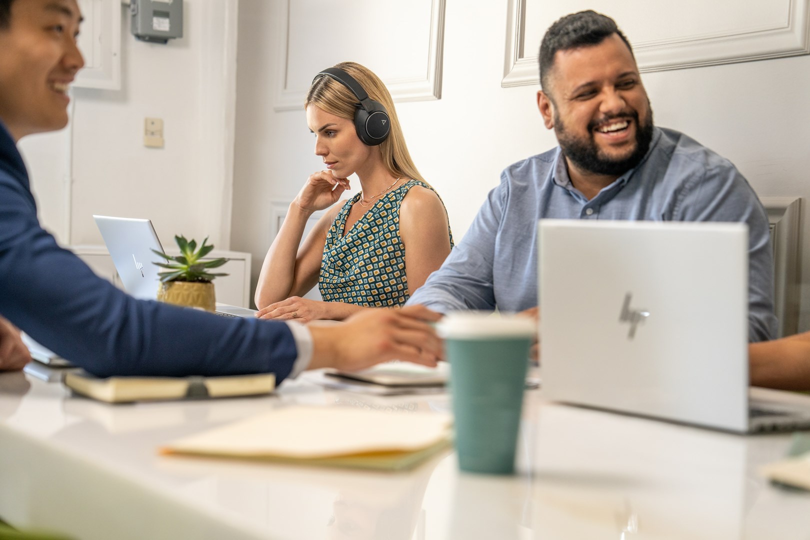 Kufje Poly Voyager Surround 80 UC, Bluetooth, Boomless, të zeza