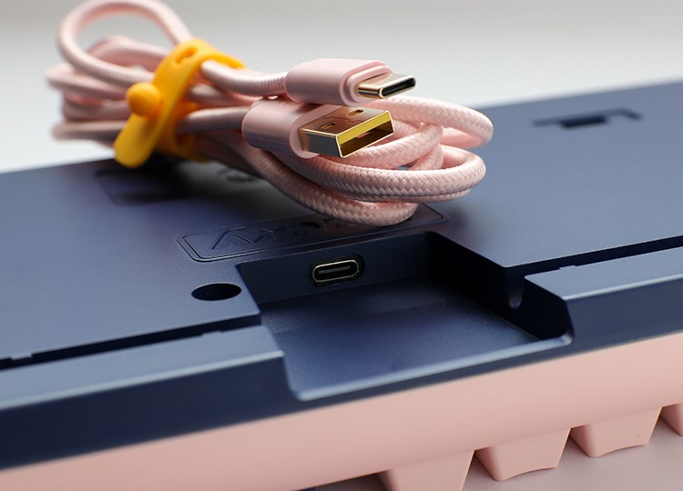 Tastierë për lojëra Ducky One 3 Fuji TKL, Cherry MX Red, rozë/e kaltër