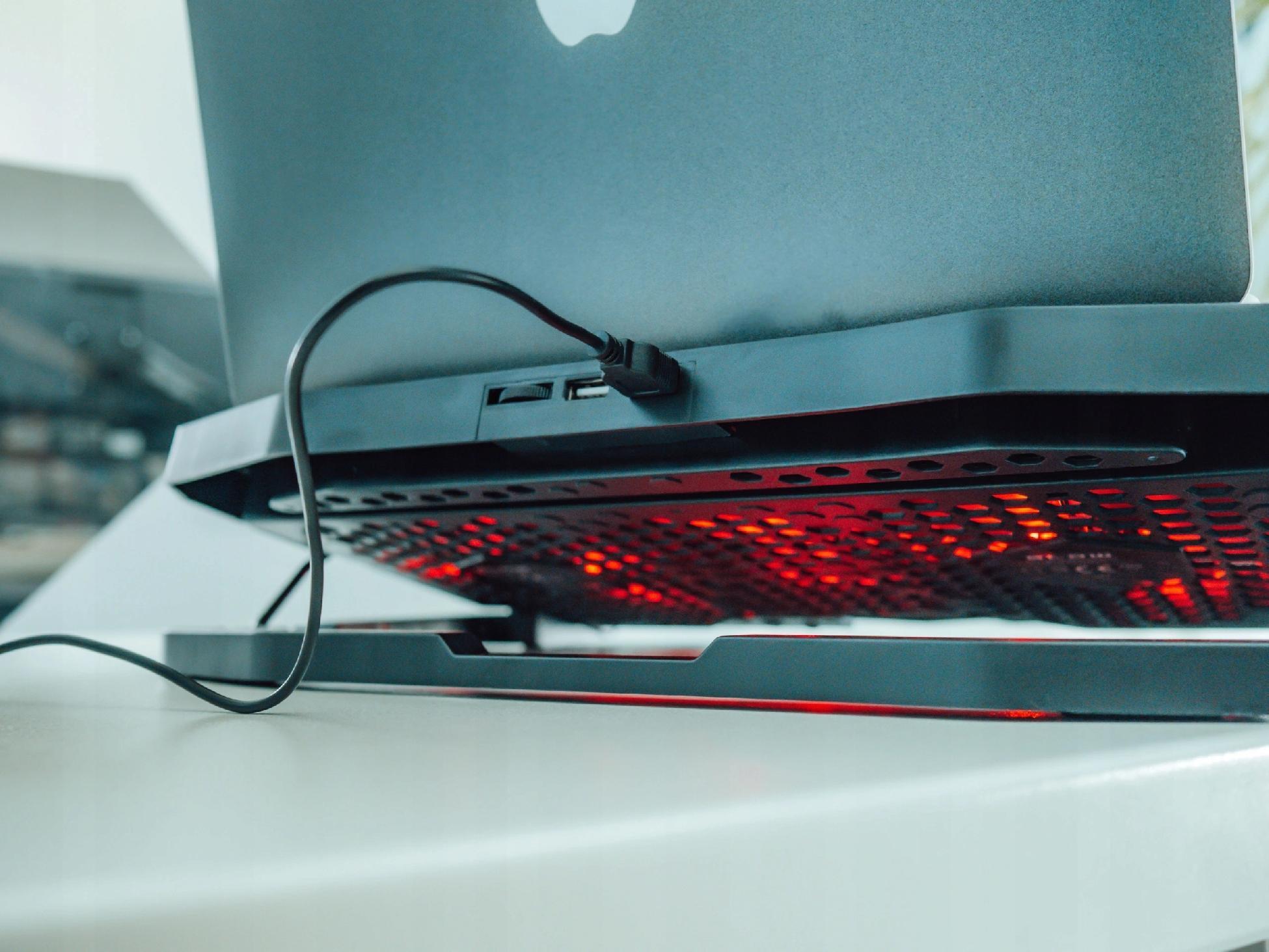 Stendë ftohëse për laptop Blow Hurricane, 12-17", 4 ventilatorë, LED i kuq, e zezë