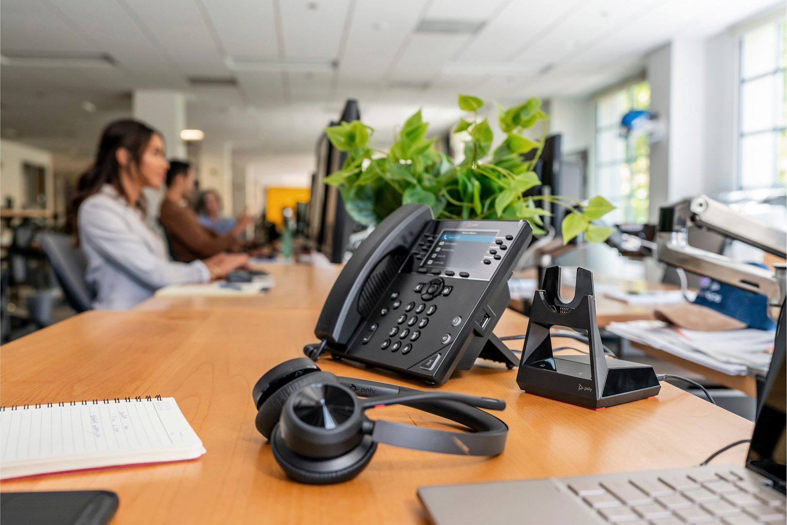 Kufje me Bluetooth Poly Voyager 4320 UC MS Teams, USB-A, 50 m rreze, të zeza