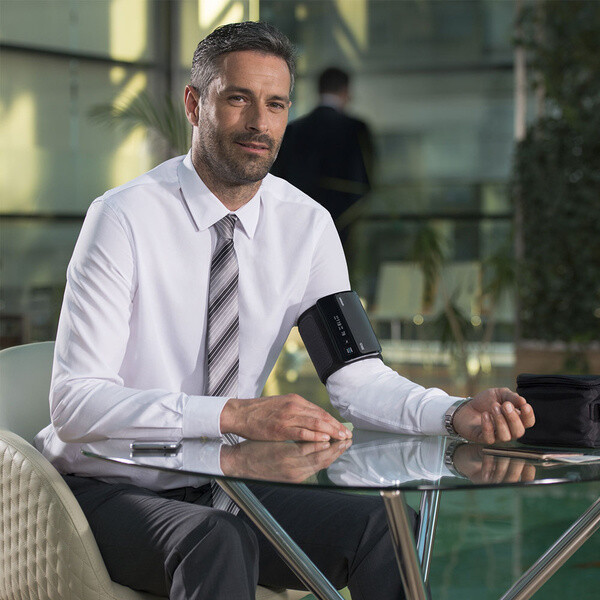 Matësja e presionit OMRON EVOLV, në krah