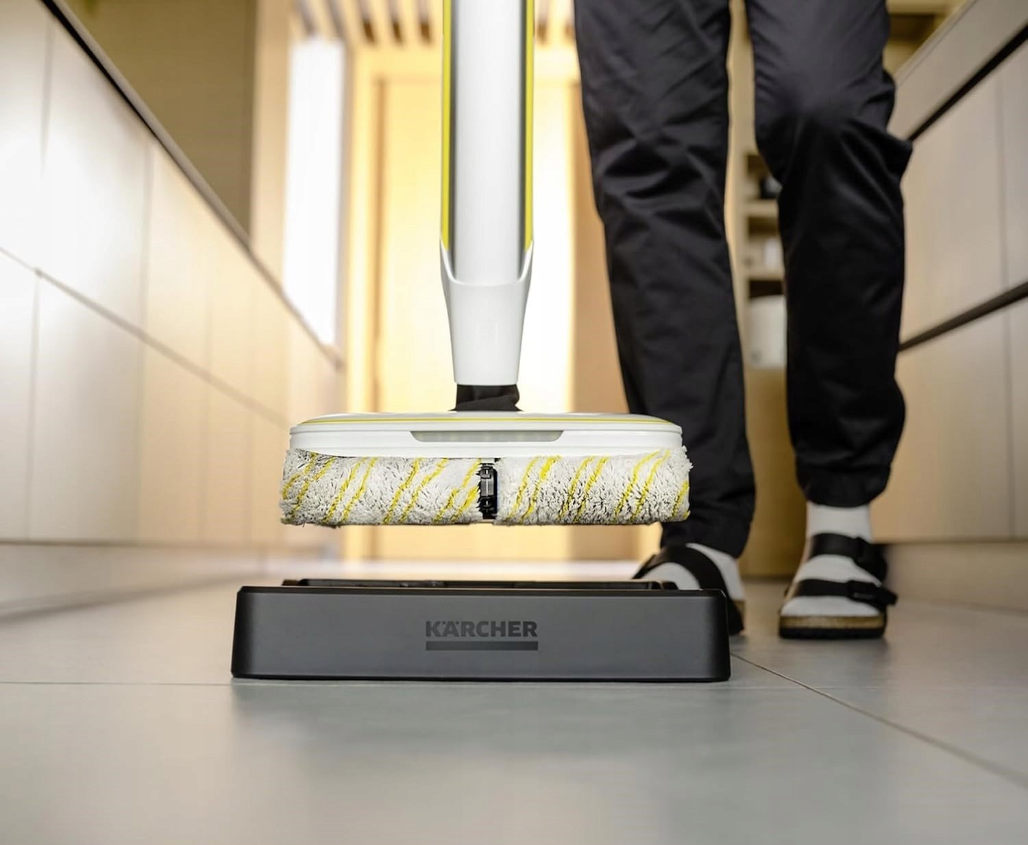 Pastrues dyshemesh Kärcher FC 8 Smart Signature Line, me bateri, 4 rula, i verdhë