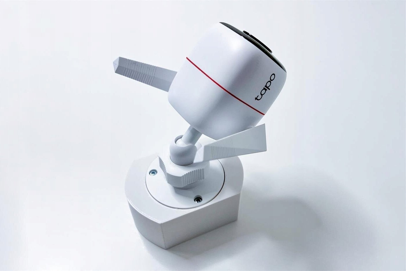 Mbajtëse për kamerë TP-Link Tapo D-TC3XX-C, për mur dhe tavan, me mbulim kablloje, e bardhë