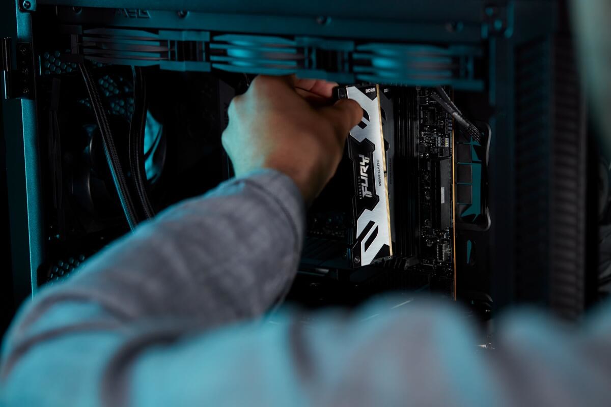 Меморија RAM Kingston FURY 48GB 6400MT/s DDR5 CL32 DIMM Renegade Silver XMP