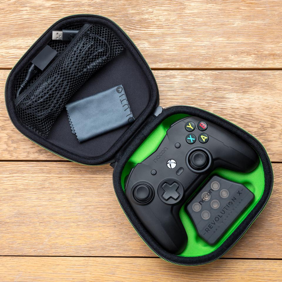 Контролер Nacon Revolution X Pro, жичен, црн