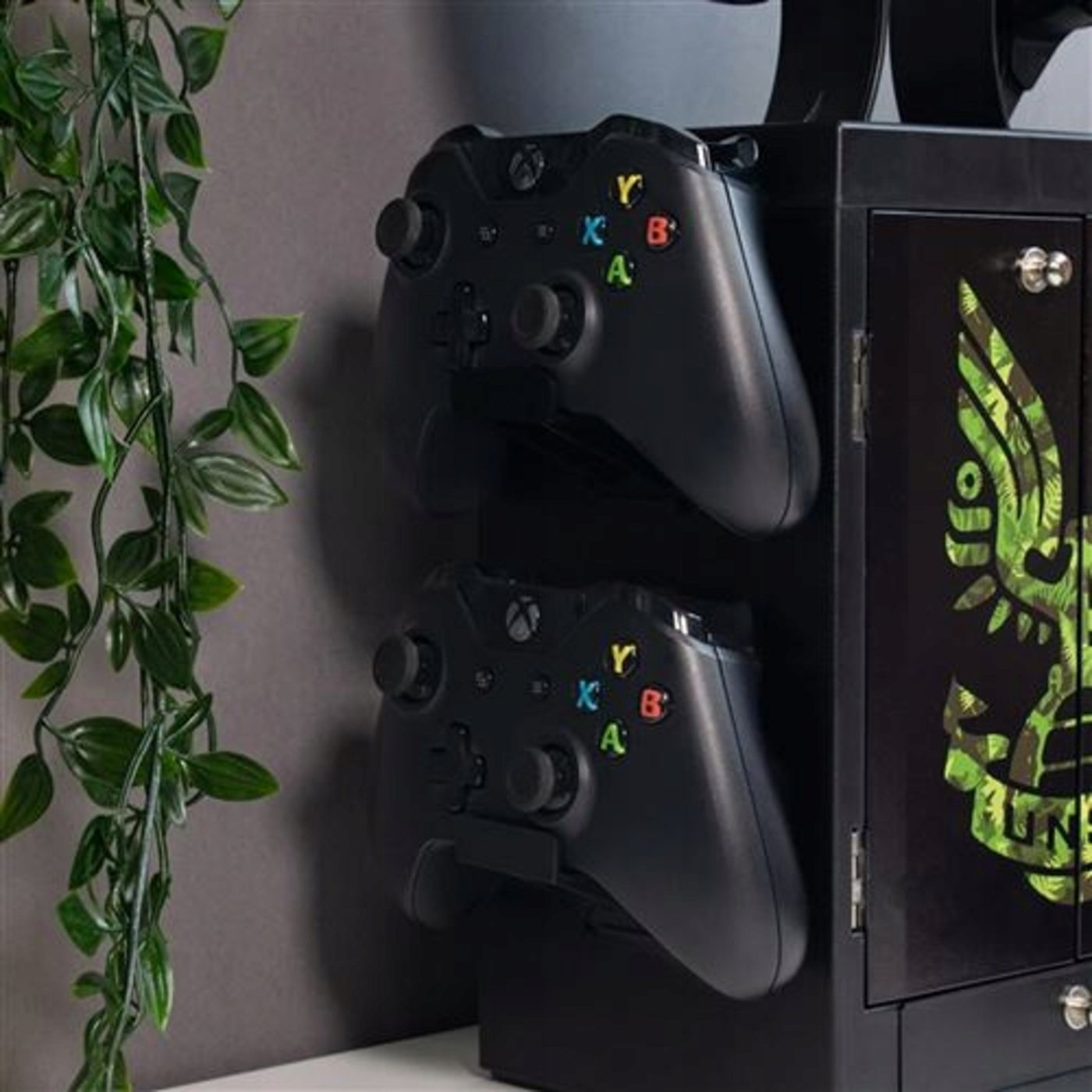 Organizues lojërash Numskull Gaming Locker, mbajtëse kontrollori dhe kufjesh, për Xbox PS5 Nintendo Switch, i zi
