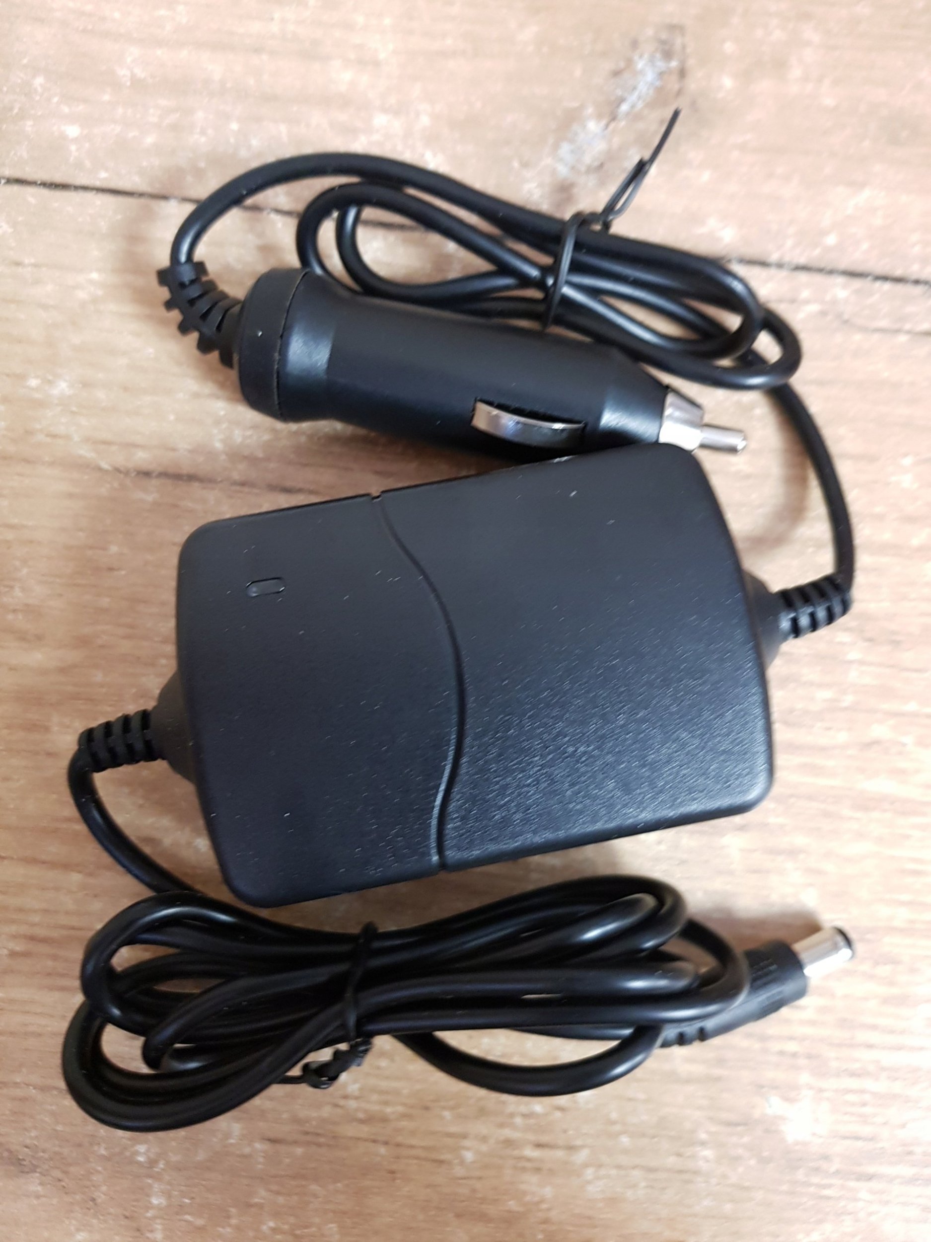 Adaptori inverter auto Xoro CA1224, 12 24V, për TV, i zi