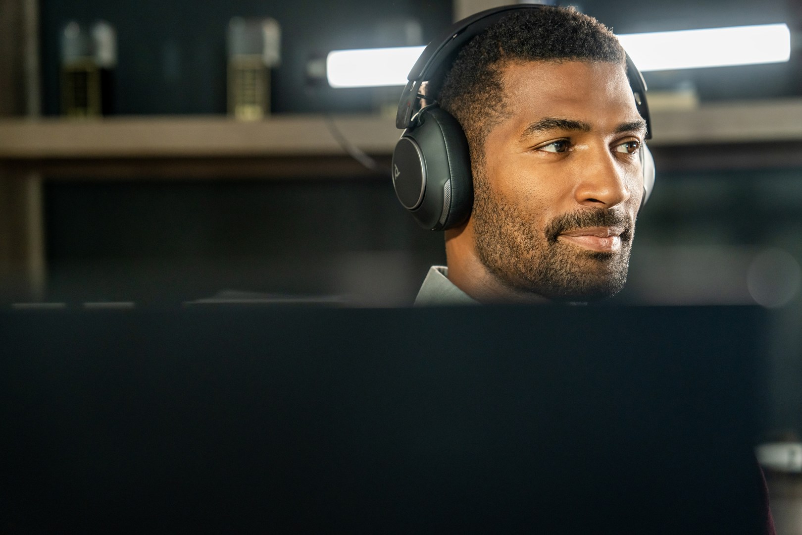 Kufje Poly Voyager Surround 80 UC, Bluetooth, Boomless, të zeza