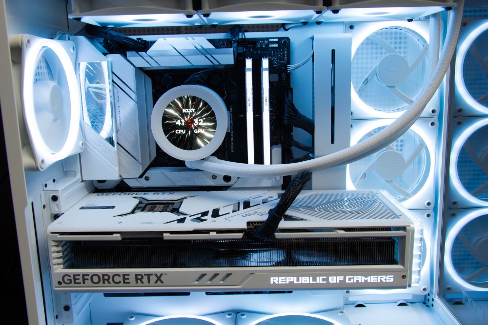 Kompjuter HAL3000 Czech Championship 2024, AMD Ryzen 9 7950X3D, 64GB DDR5, 4TB SSD, RTX 4090, i bardhë