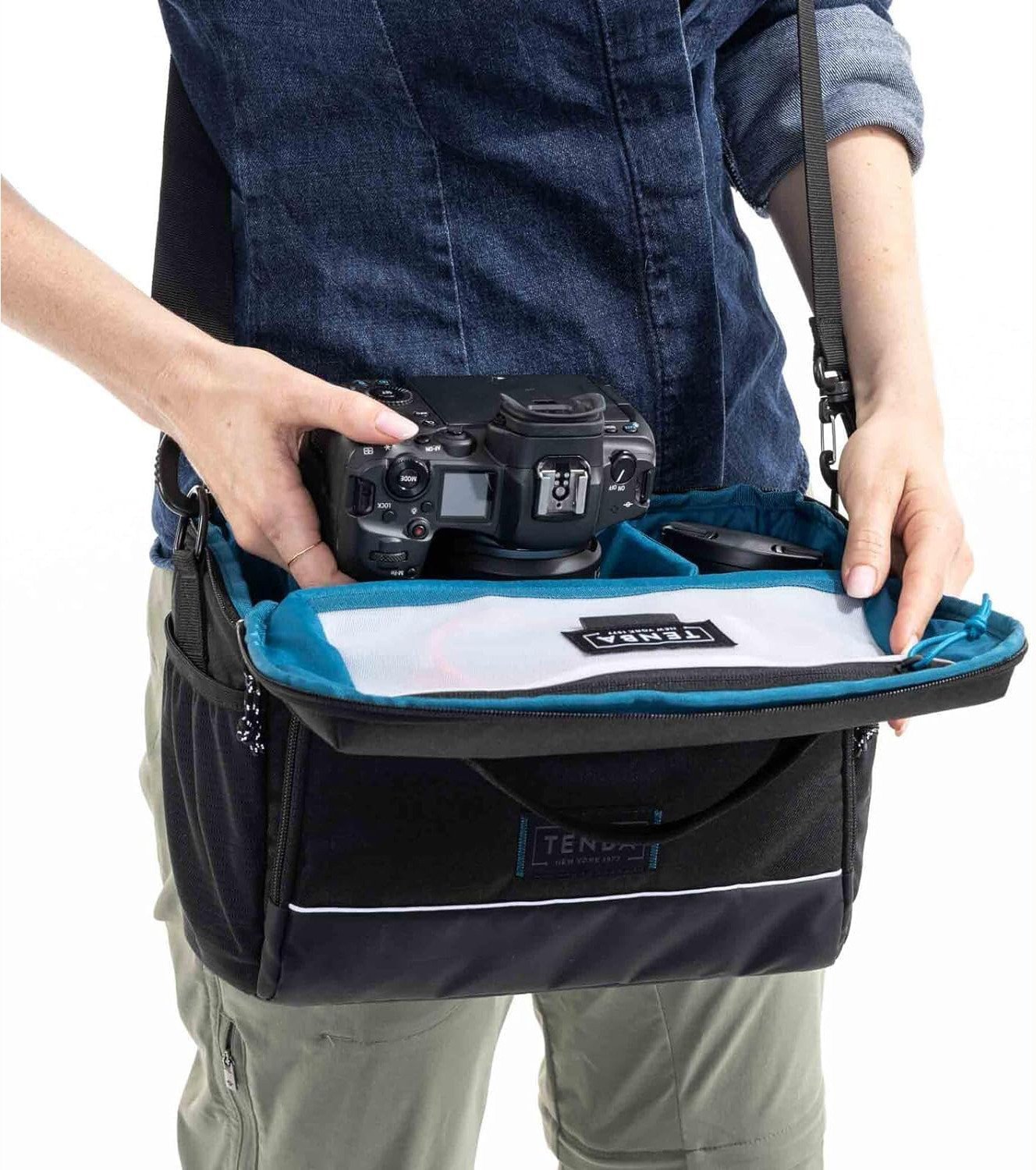 Çantë shpatull për kamera Tenba Skyline V2 Shoulder Bag 12, për DSLR dhe mirrorless, e zezë