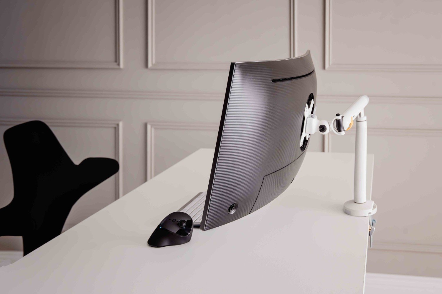 Mbajtëse monitori BakkerElkhuizen BE Flexible Single, deri 35", e bardhë