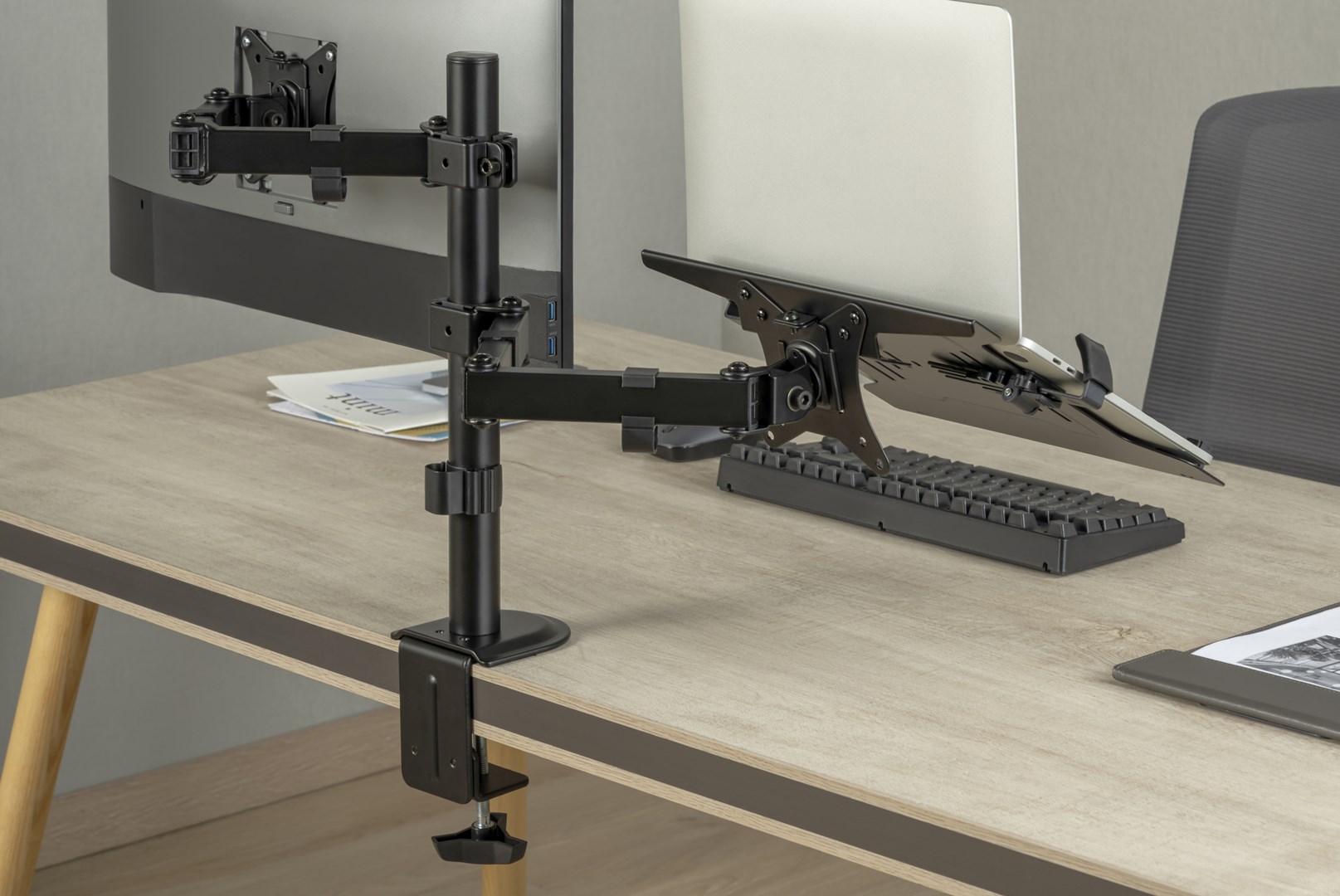 Mbajtëse universale për monitor dhe laptop Digitus, e zezë