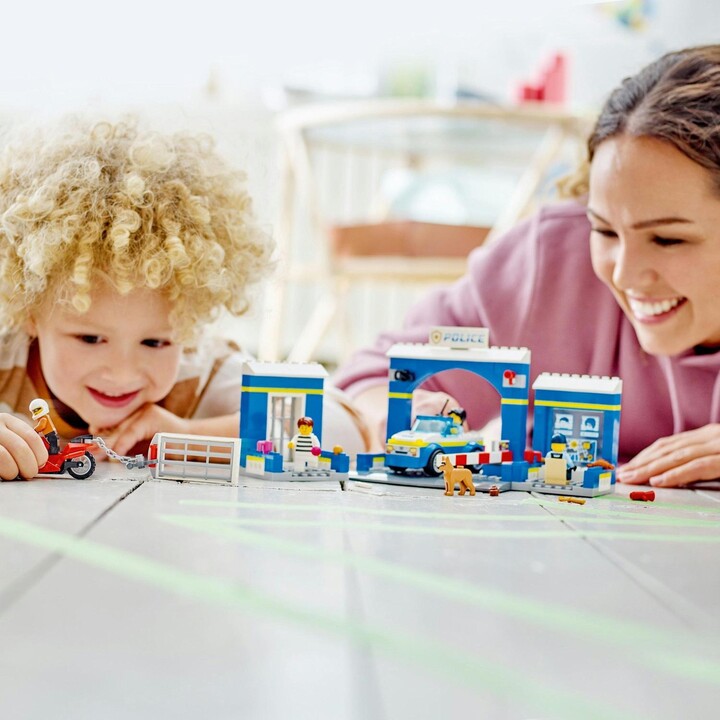 Set LEGO® City 60370 Police Station Chase, 172 pjesë