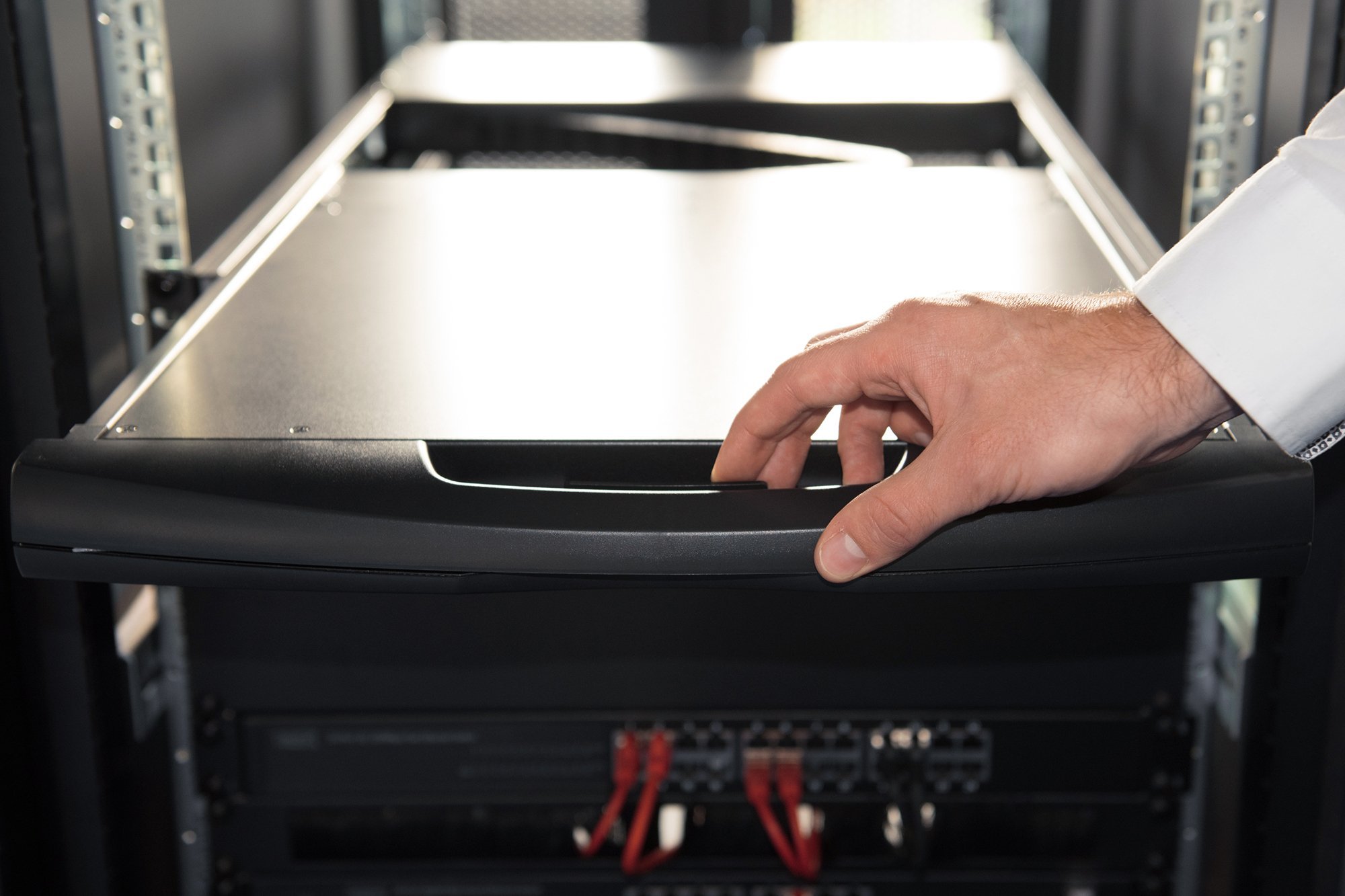 Konzolë LCD KVM Digitus 19", 1 port VGA, tastierë gjermane, e zezë