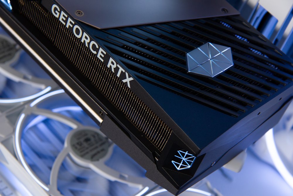 Kompjuter HAL3000 MČR 2025, Intel Core Ultra 9 285K, 64GB DDR5, RTX 5090, 4TB SSD, Windows 11 Home, i bardhë