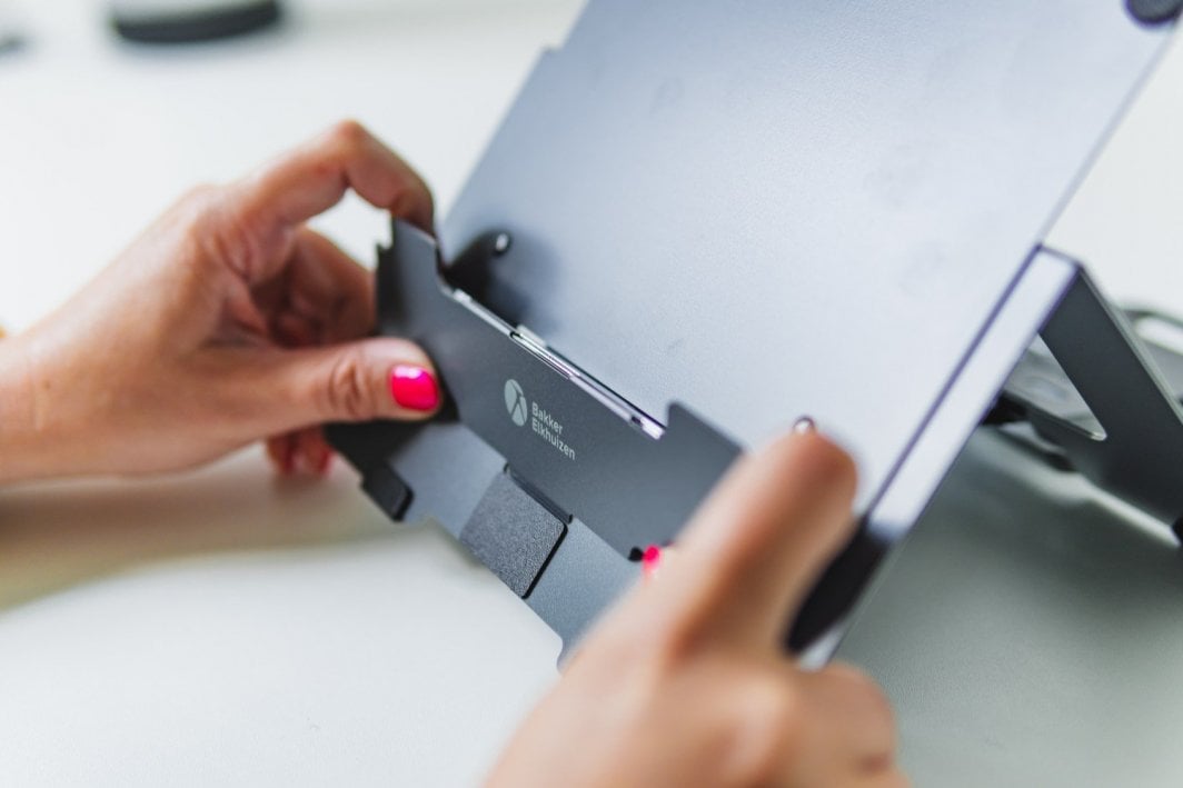 Standi për laptop dhe tablet BakkerElkhuizen FlexTop 170, i rregullueshëm, portativ, gri e errët