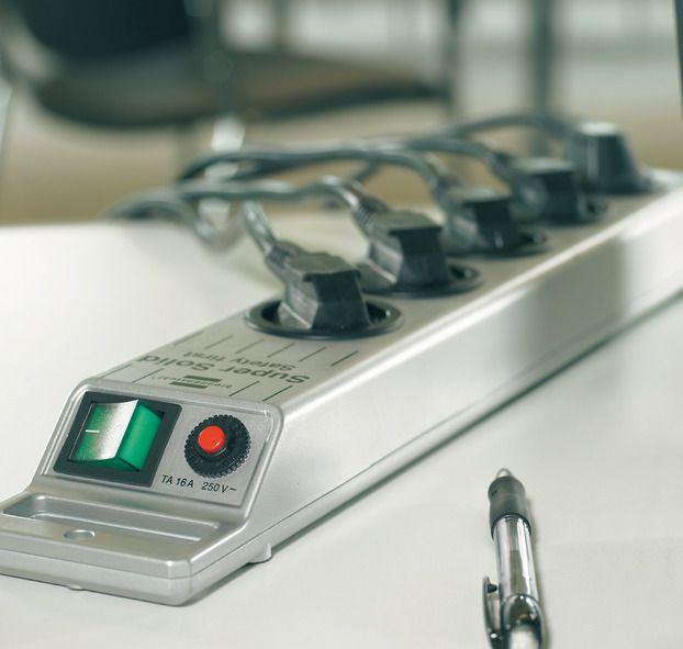 Kabllo zgjatëse Brennenstuhl Super-Solid-Line me 5 priza, 2.5m, e argjendtë