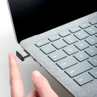 Lexues gjurmësh gishti Kensington VeriMark IT Fingerprint Key, USB, Windows Hello, i zi