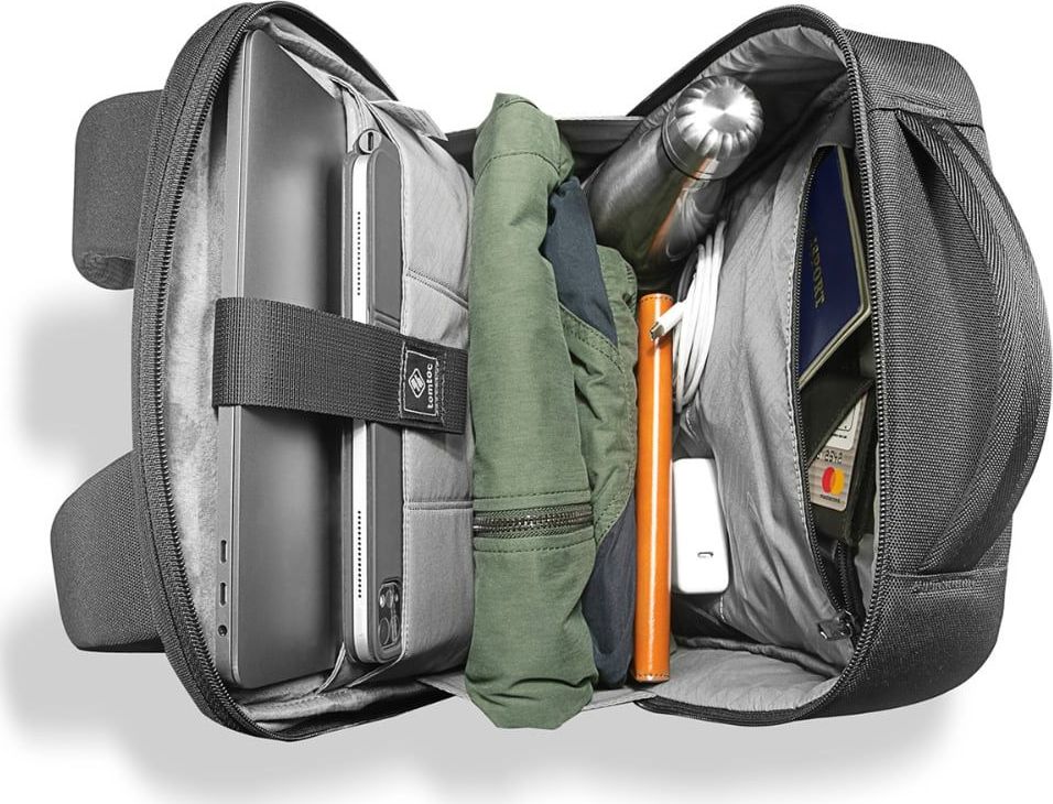 Çantë shpine Tomtoc për laptop, 16" MacBook Pro, 15L, e zezë