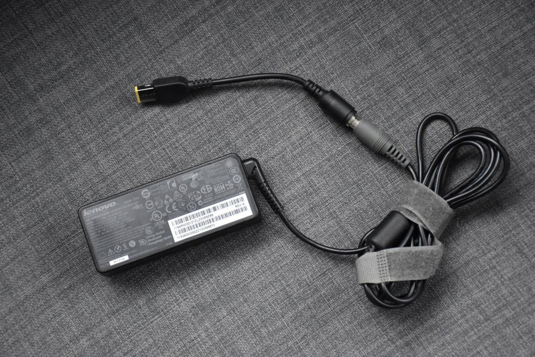 Adapter karikues Lenovo AC 65W, lidhje rrethore, i zi