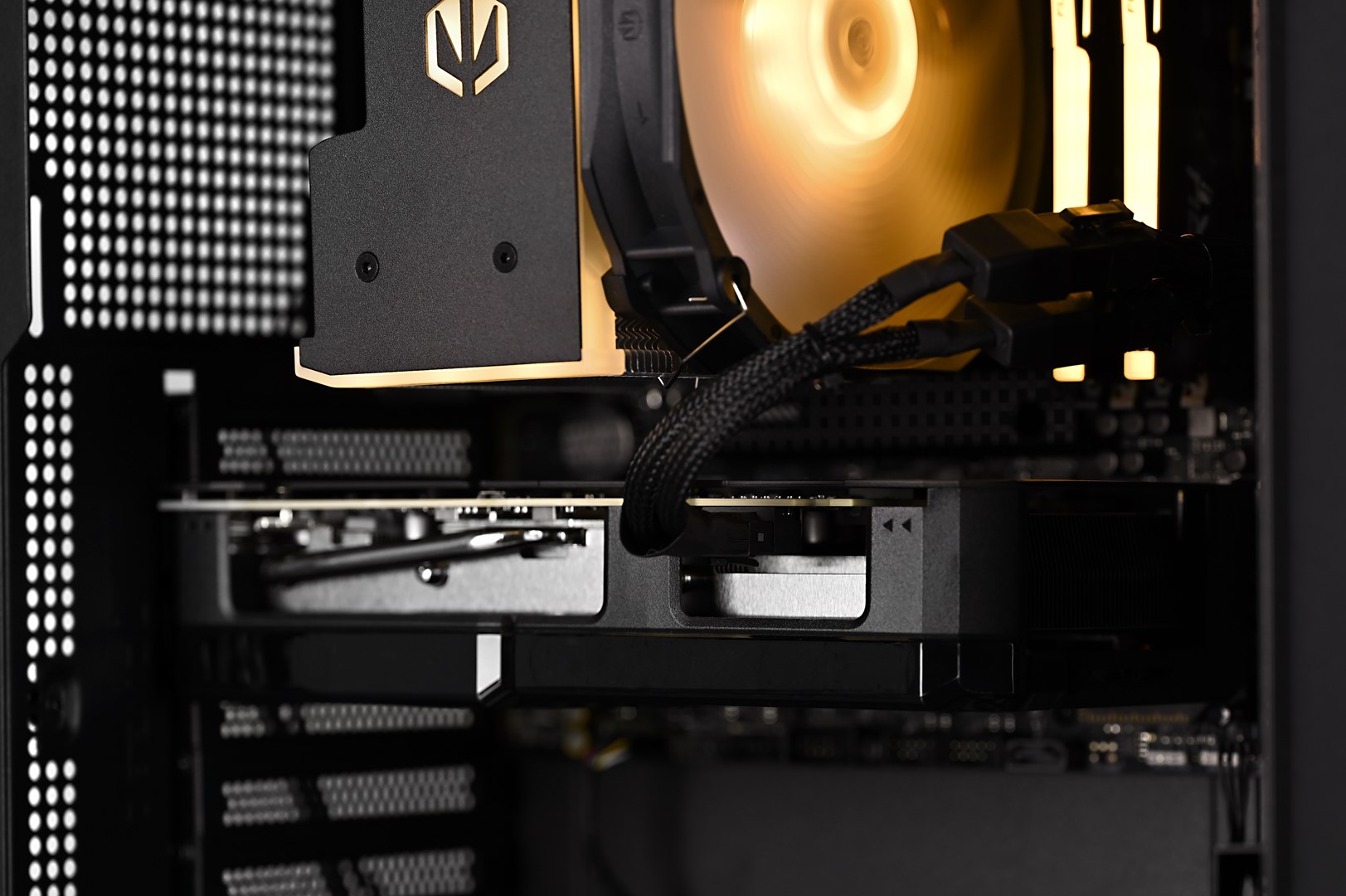 Kompjuter Actina AMD Ryzen 7 5700X3D, 32GB DDR4, 1TB SSD, RX 7700 XT, i zi