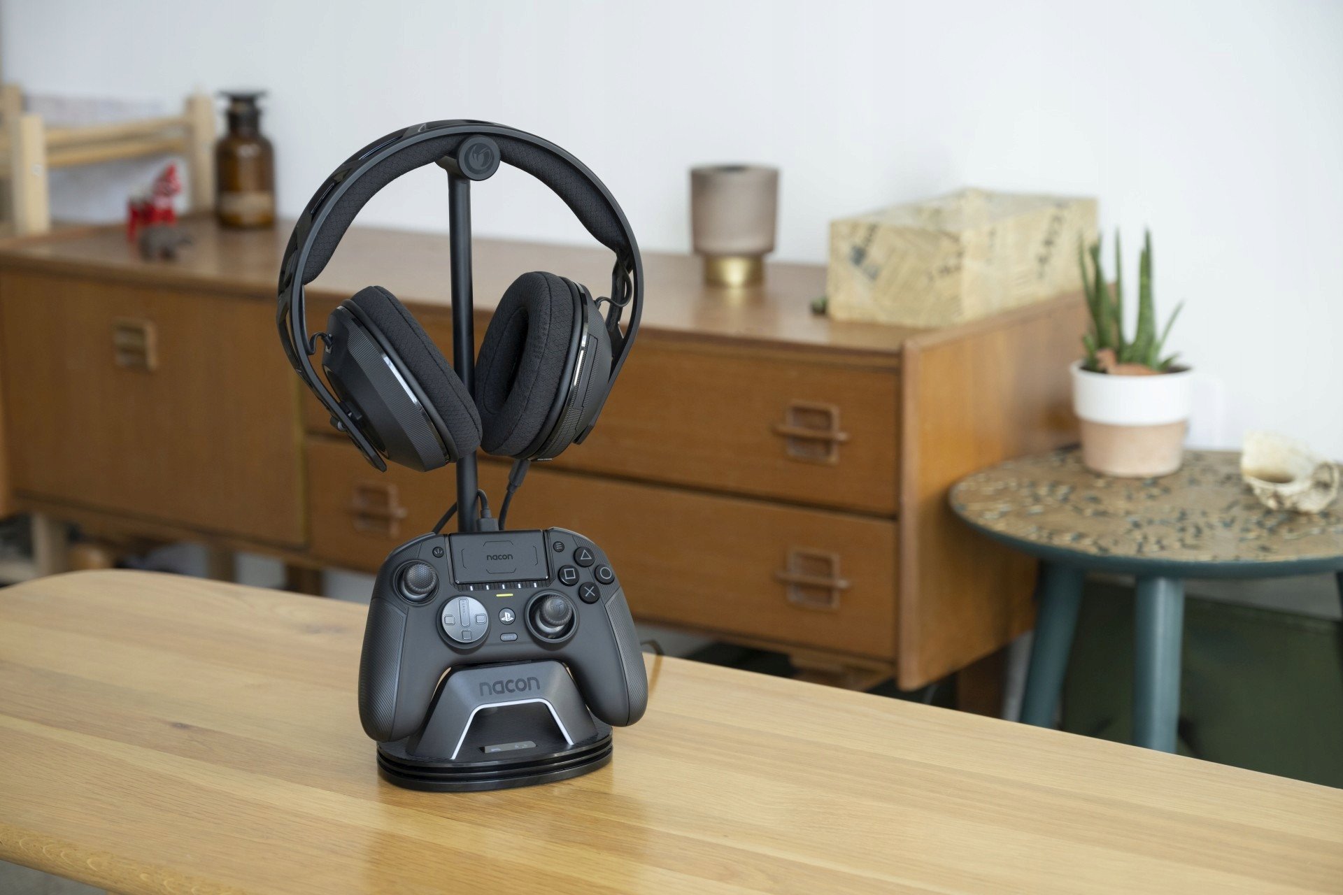 Станица за полнење NACON Multi-charge Stand, за PlayStation 5, со LED, бела