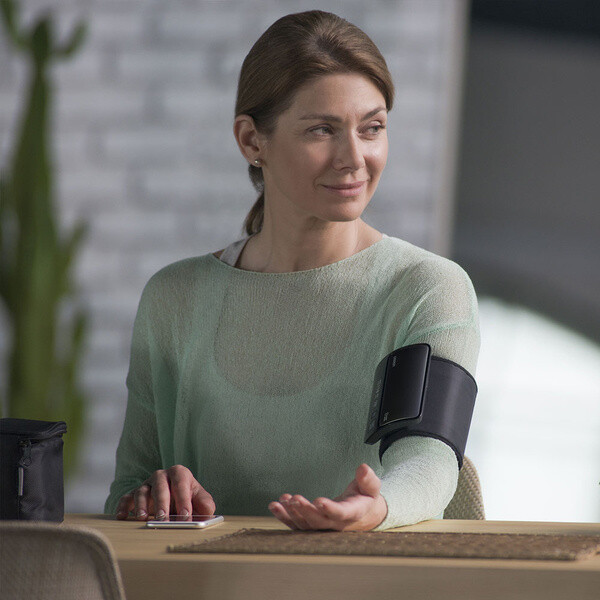 Matësja e presionit OMRON EVOLV, në krah