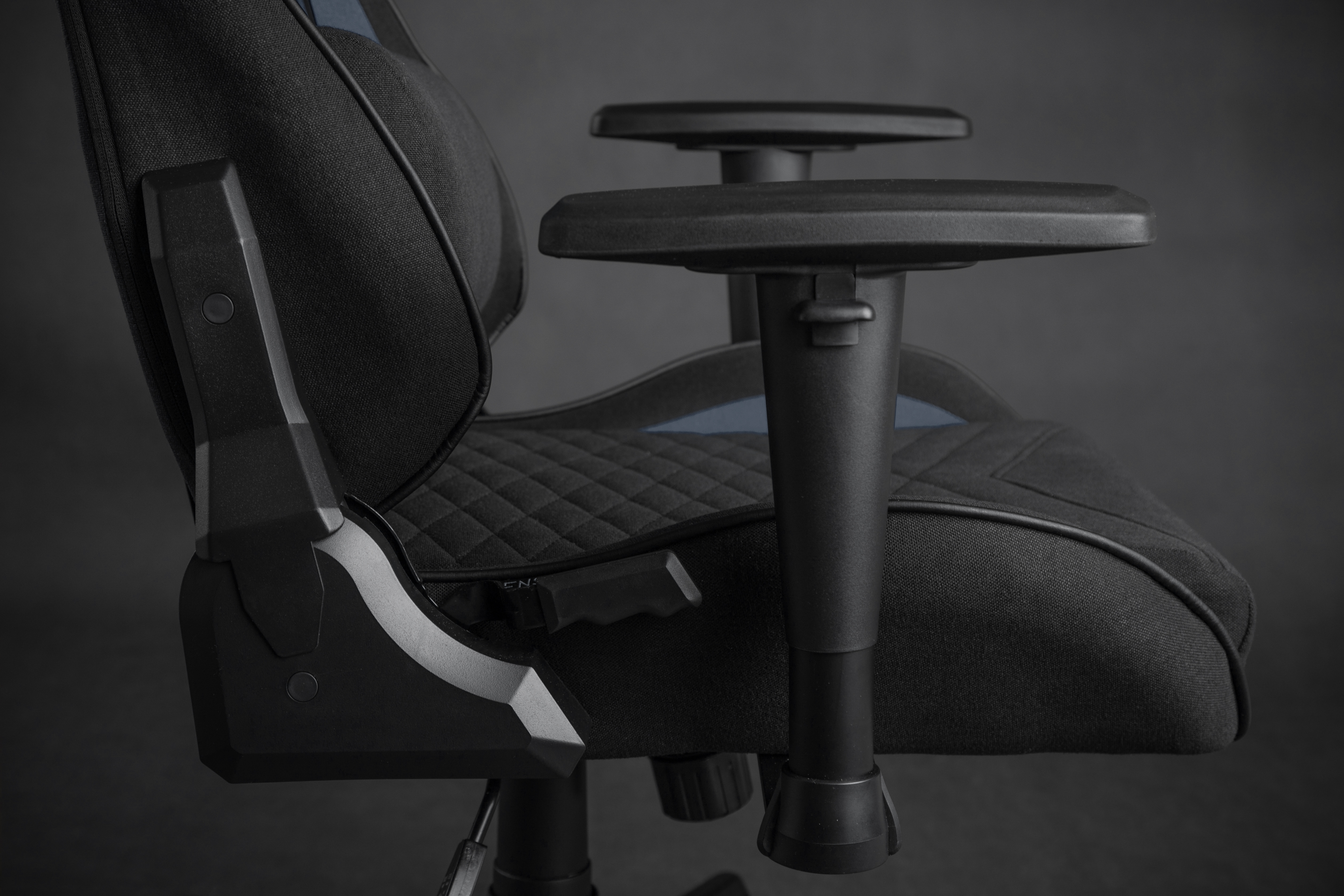 Karrige SENSE7 Spellcaster, e zezë/kaltër