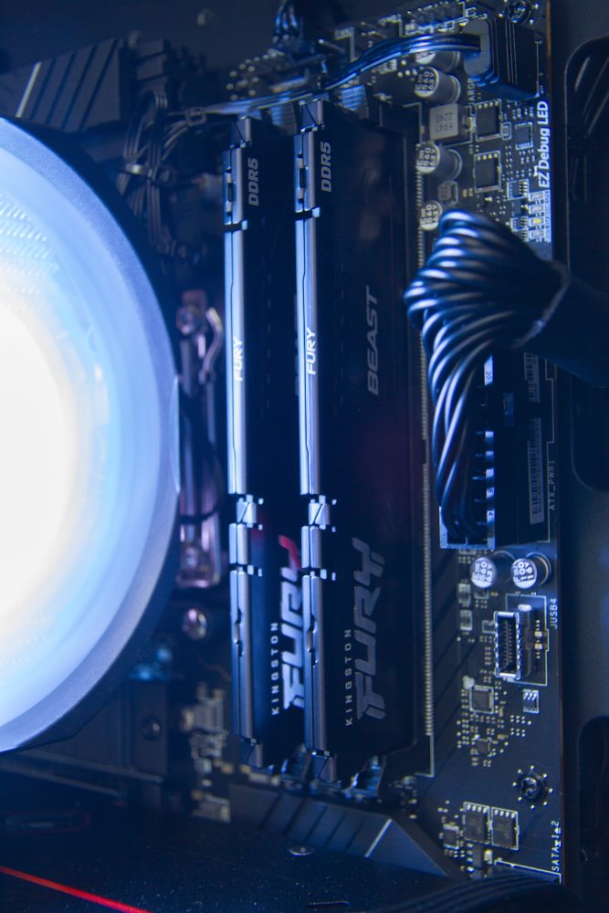 Kompjuter HAL3000 Online Gamer, AMD Ryzen 5 7500F, 32GB DDR5, RX 7800 XT, 1TB SSD, Windows 11 Home, i zi