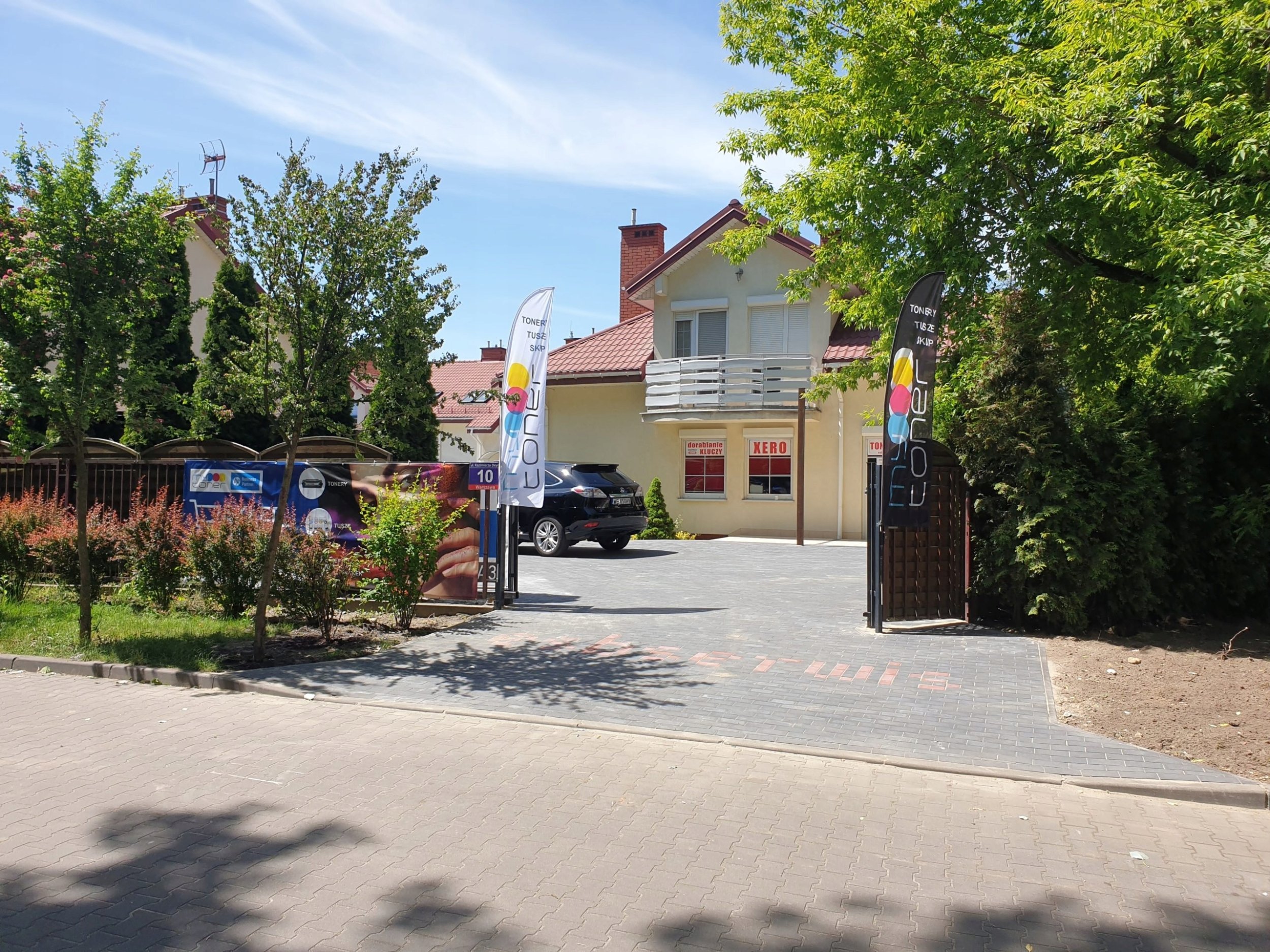 Pronë komerciale njëkatëshe, oborr i shtruar, hyrje me portë, e verdhë