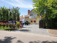 Pronë komerciale njëkatëshe, oborr i shtruar, hyrje me portë, e verdhë