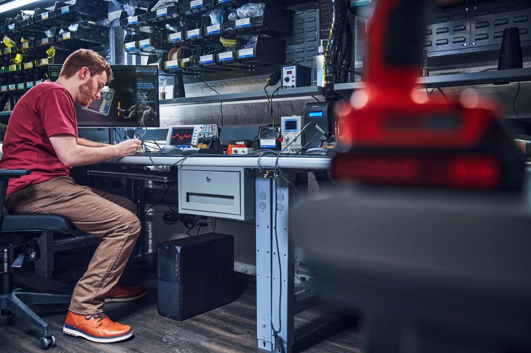 Kompjuter Tower HP Z2 G9 Intel® Core™ i7 i7-14700 32GB DDR5-SDRAM 1TB SSD Windows 11 Pro Tower Desktop, i zi