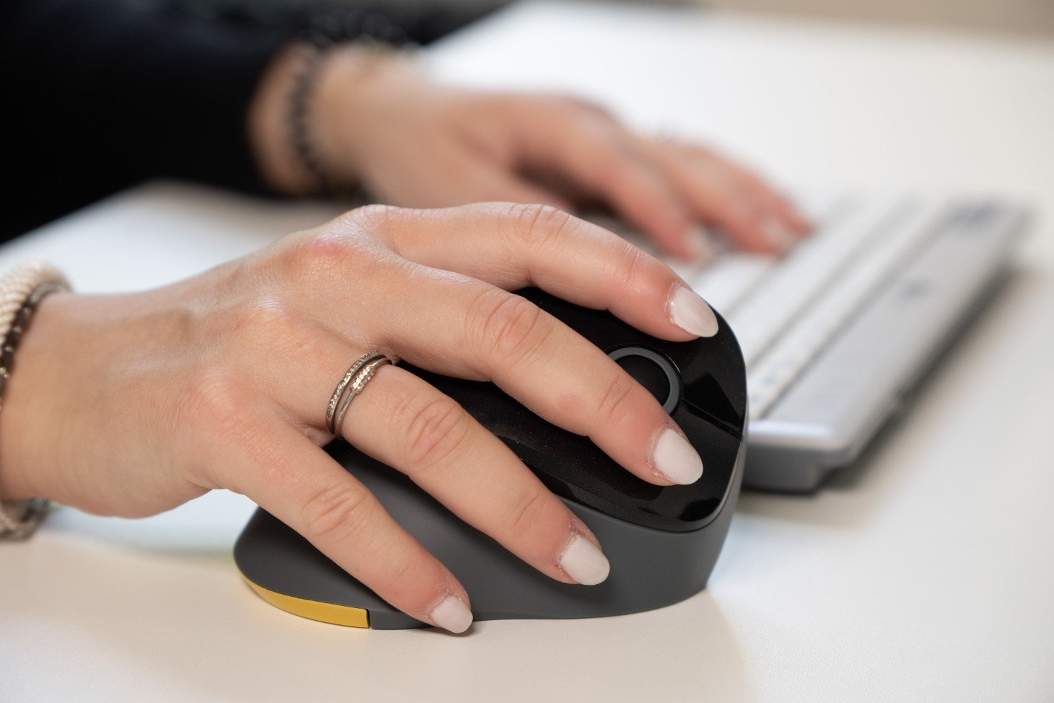 Вертикален глушец Bakkerelkhuizen PRF, со кабел, за десна рака, црн