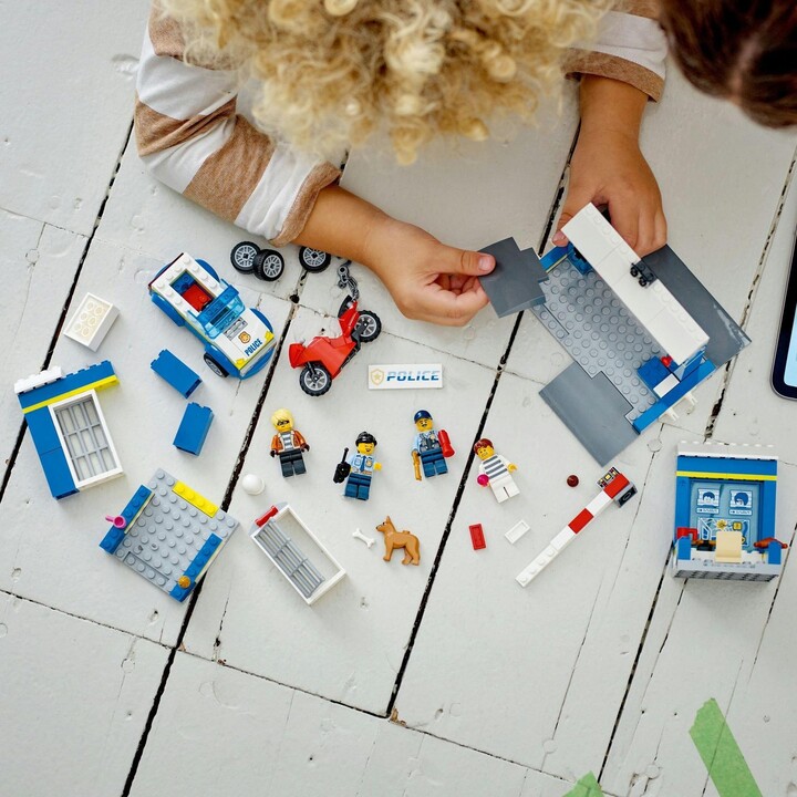 Set LEGO® City 60370 Police Station Chase, 172 pjesë
